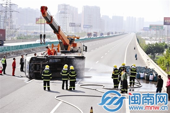 為防止爆炸，消防官兵朝貨車噴水，3個泄漏氣罐被移