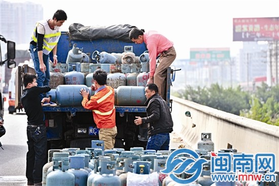 路政部門找來貨車，將液化氣罐運走