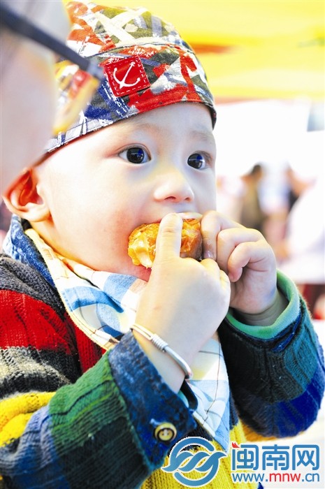 小寶寶專心致志地啃著豬腳