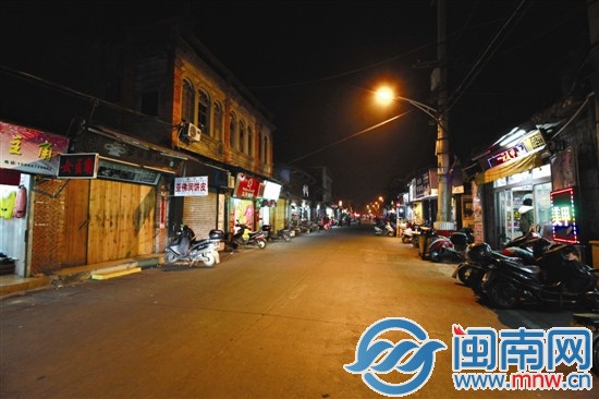 昨晚不到9點(diǎn)，泉州市區(qū)西街，多家店鋪已經(jīng)關(guān)門(mén)，路
