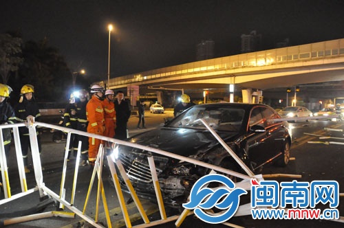 鋼管直插擋風(fēng)玻璃，司機(jī)不幸身亡，事故現(xiàn)場非常慘烈