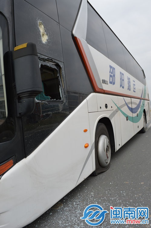駕駛室車窗被砸碎，輪胎也被戳破