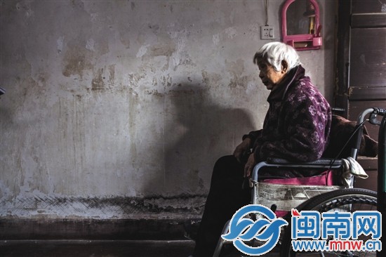 陳磨治坐在輪椅上，常年窩在家中，好希望有人帶她出