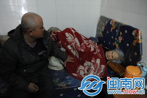 譚長福的家有點背陰，床沒有床墊，被子沒有被套