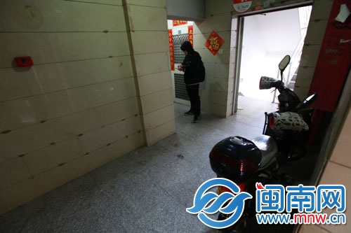 林女士在家門口停電動車時，遭遇歹徒襲擊