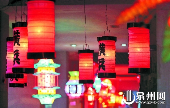 從日本空運來的小田原燈置入紅色燈泡，喜慶又別致