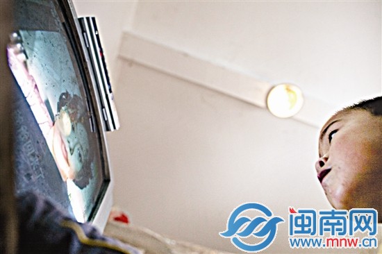 這一刻，冬冬的世界里，只有電視機里的人