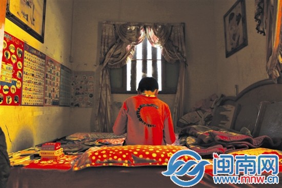 小斌獨(dú)自呆在貼滿(mǎn)動(dòng)物圖鑒的昏暗小屋里，才最安靜