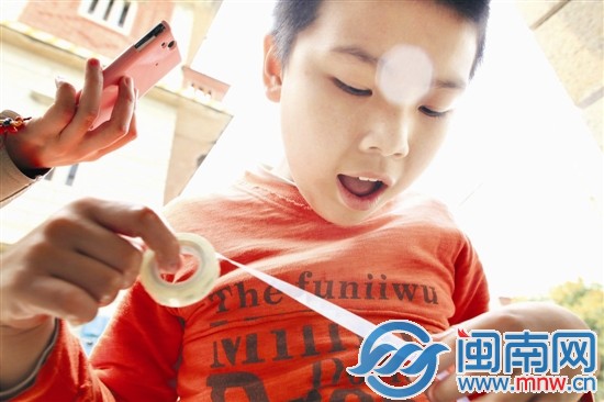 小斌玩著膠帶時，聽到手機里的《感恩的心》音樂