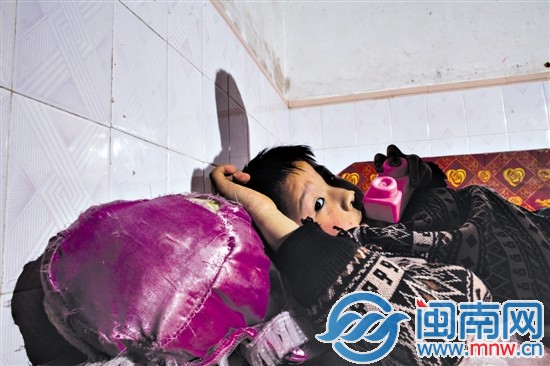 阿寶獨(dú)處房間內(nèi)，只有身下一個(gè)破舊的娃娃陪著他