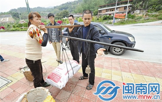 顏秋寧和妻子林美麗正在稱(chēng)黃瓜