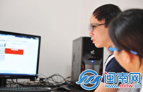 記者一開始接觸小龍,他都是斜著眼用眼角的余光看人