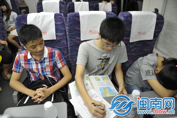 蒲家哥哥在車上做作業