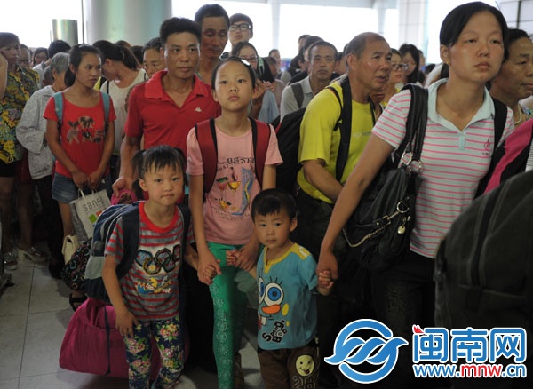 林女士帶著三個孩子在重慶北站排隊候車