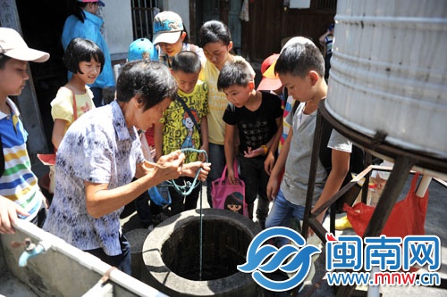阿婆輕松就打上了一桶井水，小記者們看呆了