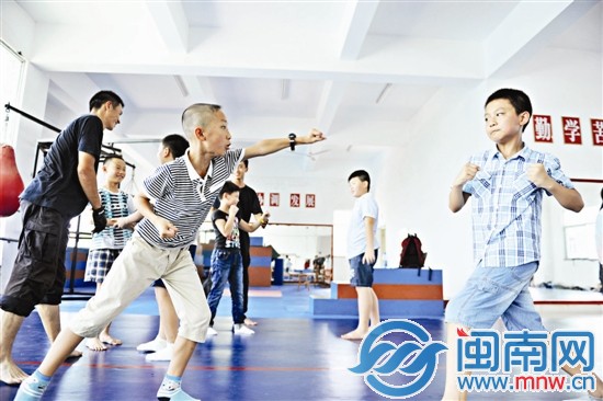 別看個子小，揮起拳來也帶勁