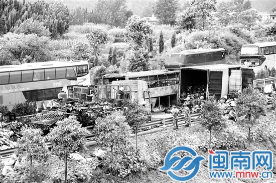 小貨車與一輛福建開往四川的大客車發生追尾后爆炸燃燒