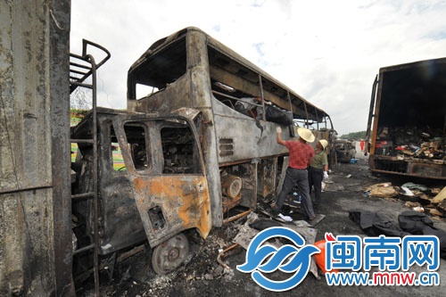 事故現場，工作人員在轉移遇難乘客遺體